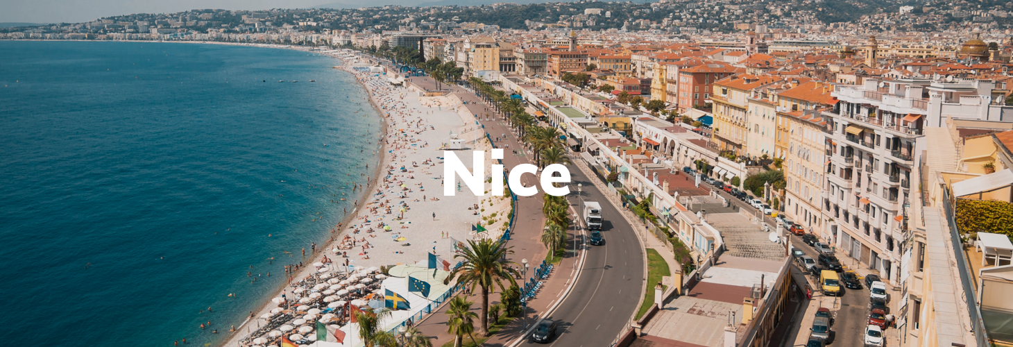 Photo large de la ville de Nice avec la Promenade des Anglais