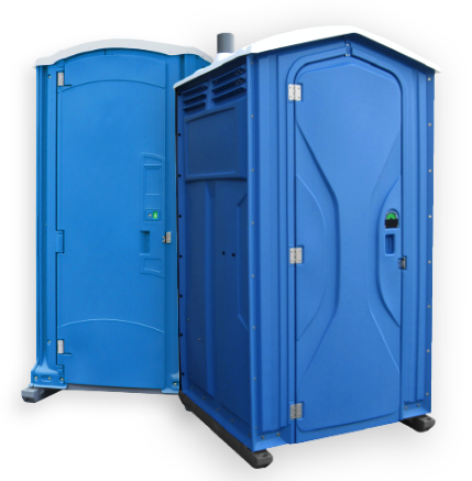 2 toilettes autonomes  bleues claires d'AlloWC : un Sanimat, Wc autonome de chantier avec un toit blanc pointu et un Sanilux, WC autonome à destination des événements avec un toit blanc arrondi